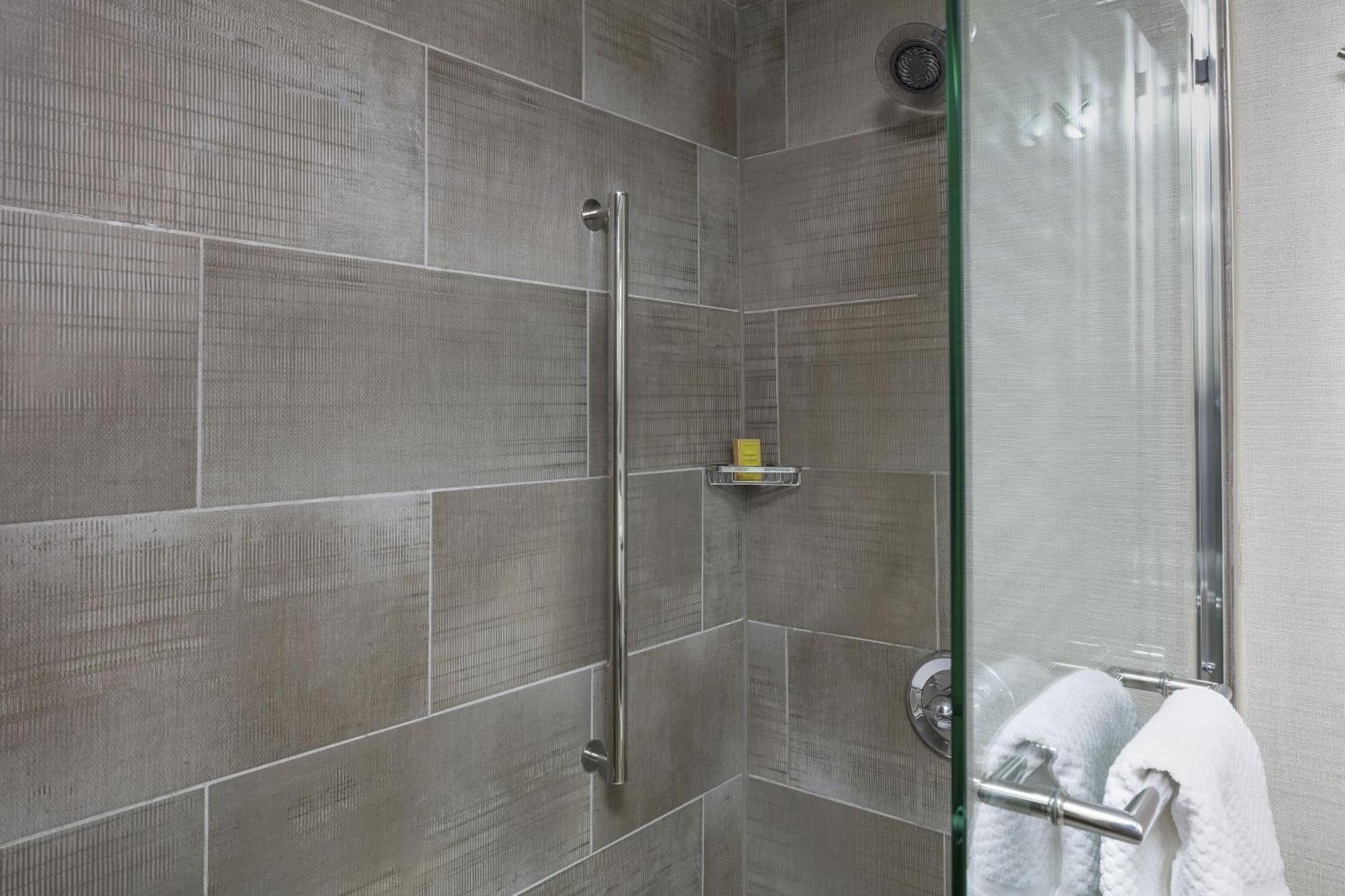 Doubletree By Hilton Boston Logan Airport Chelsea Hotell Eksteriør bilde